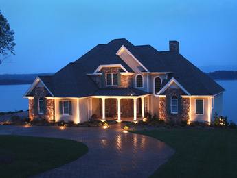 Наружное освещение загородного дома: как выбрать правильную подсветку фасада?